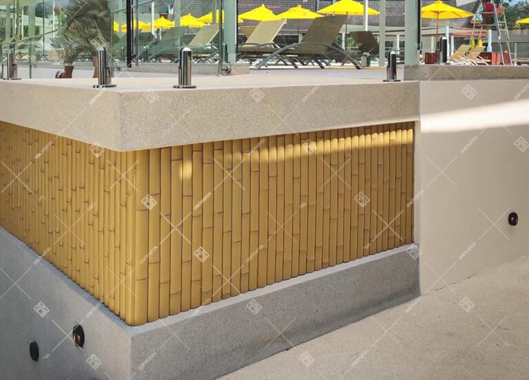 Tấm nan tre nhân tạo trên quầy bar cạnh hồ bơi